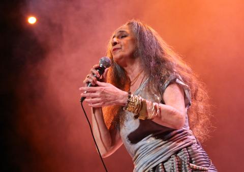  Maria Bethânia encanta com nova turnê em SP